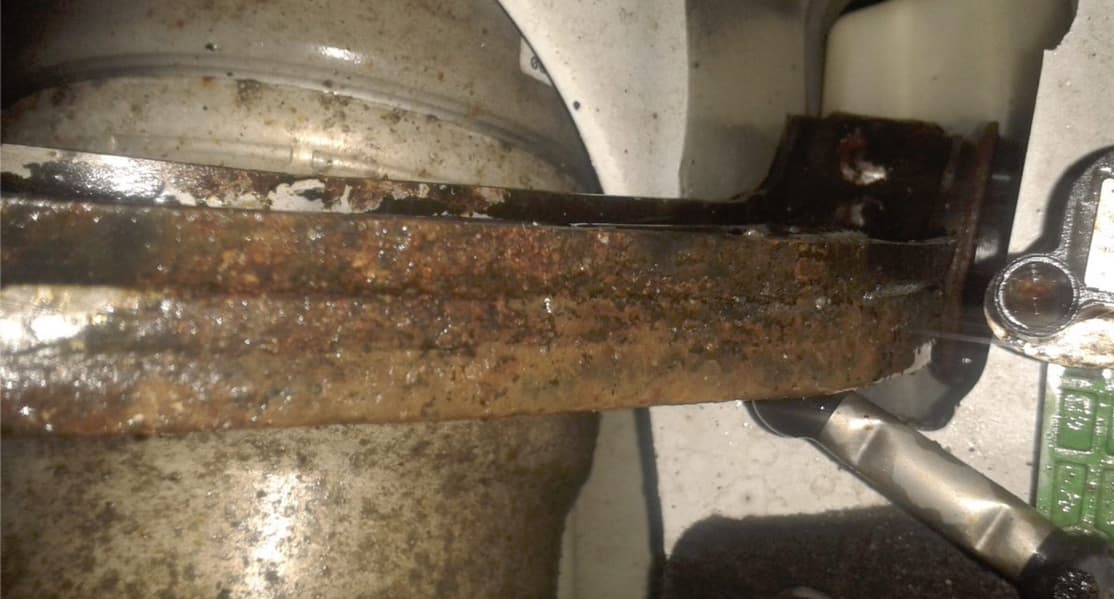 Ржавый рычаг в передней подвеске электромобиля Tesla Model S, который за год проехал 10 000 км.