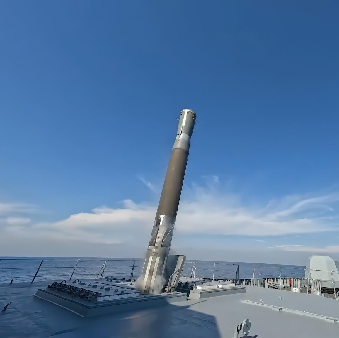 Lanzamiento del misil «Zircón» desde un barco en el mar Mediterráneo