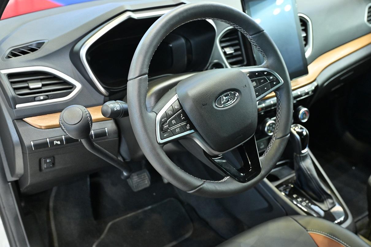 LADA Vesta con control manual<br>