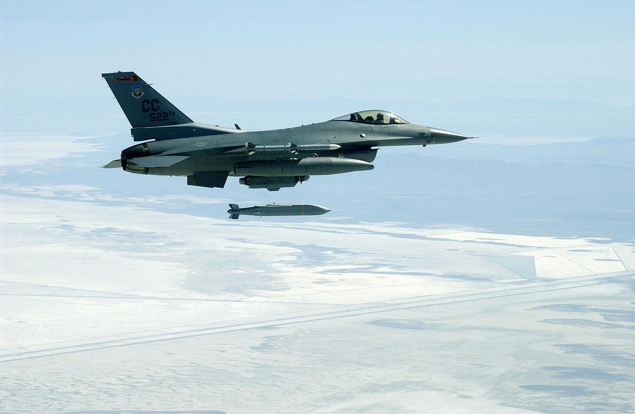 El F-16 lanza una bomba aérea JSOW