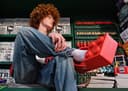 Crocs представила обувь в виде огромных деталей LEGO: кирпичи на ногах
