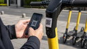 Самокат с подвохом: мошенники клеят поддельные QR-коды на кикшеринг