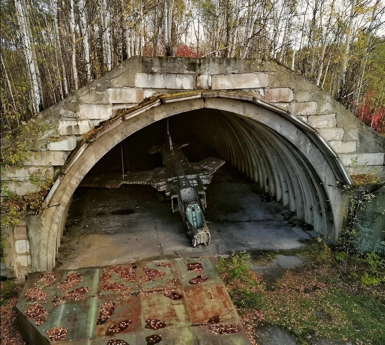 Aeródromo abandonado para aviación estratégica con refugios de hormigón armado en la región de Sajalín
