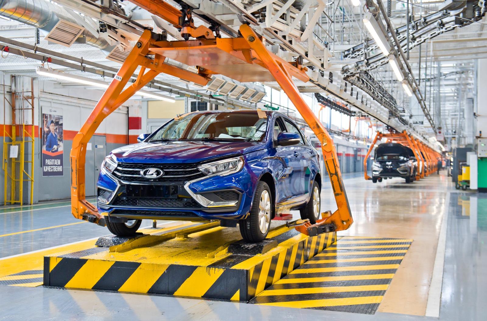Lada Vesta in "Captain" color