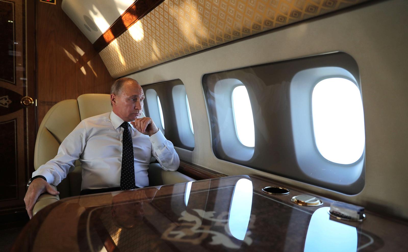 Vladimir Putin a bordo del avión presidencial Tu-214СР
