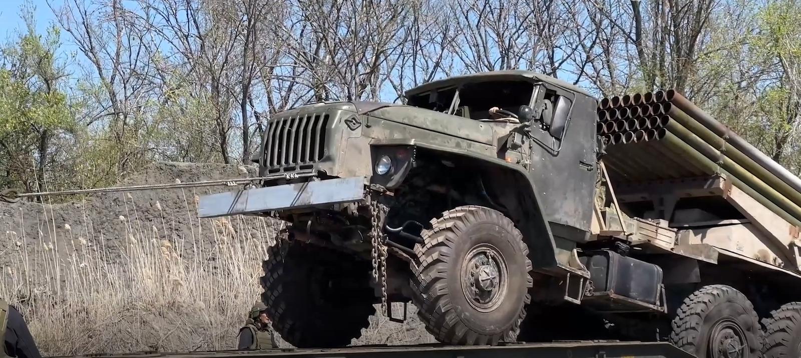 Militares rusos organizan la reparación en cadena de equipos de combate