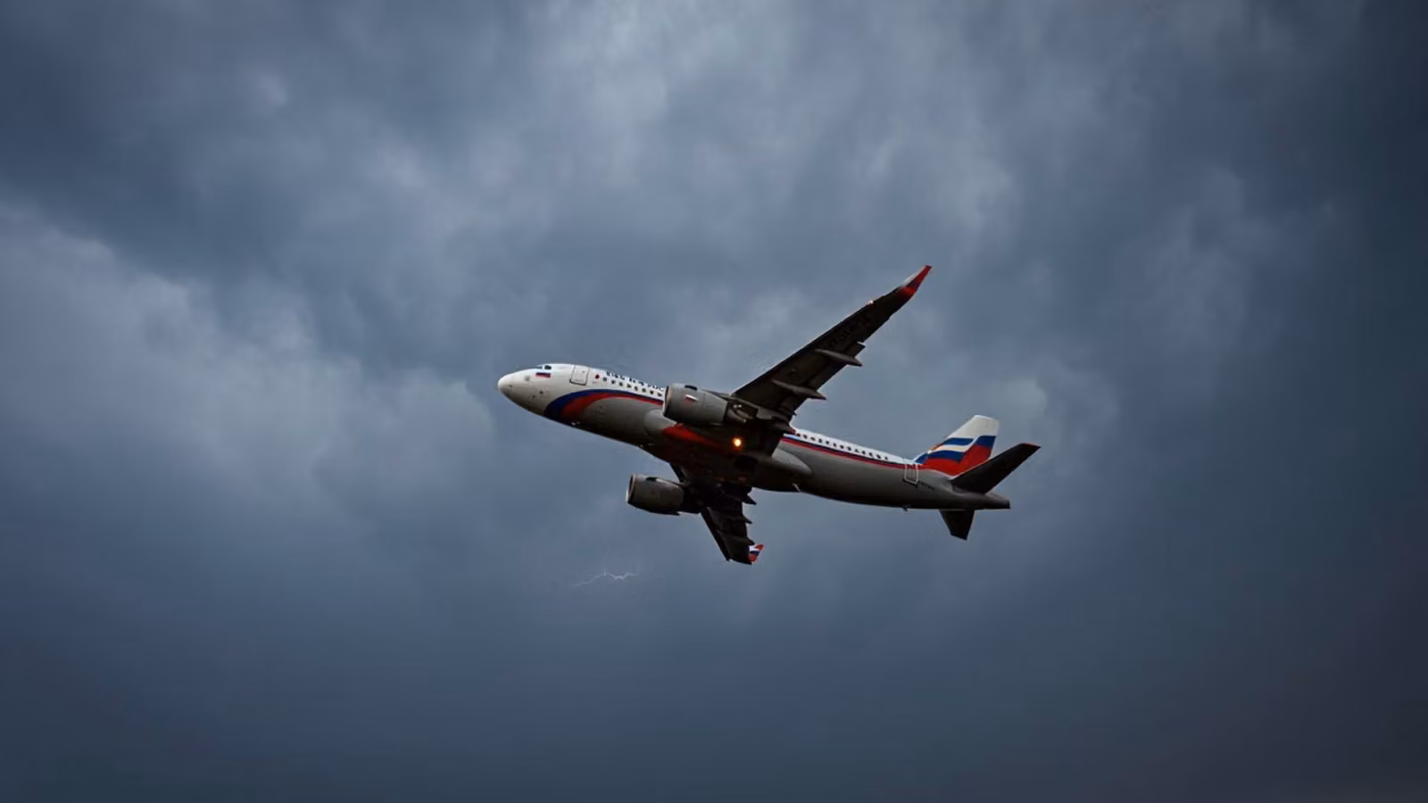 Avión en nubes de tormenta
