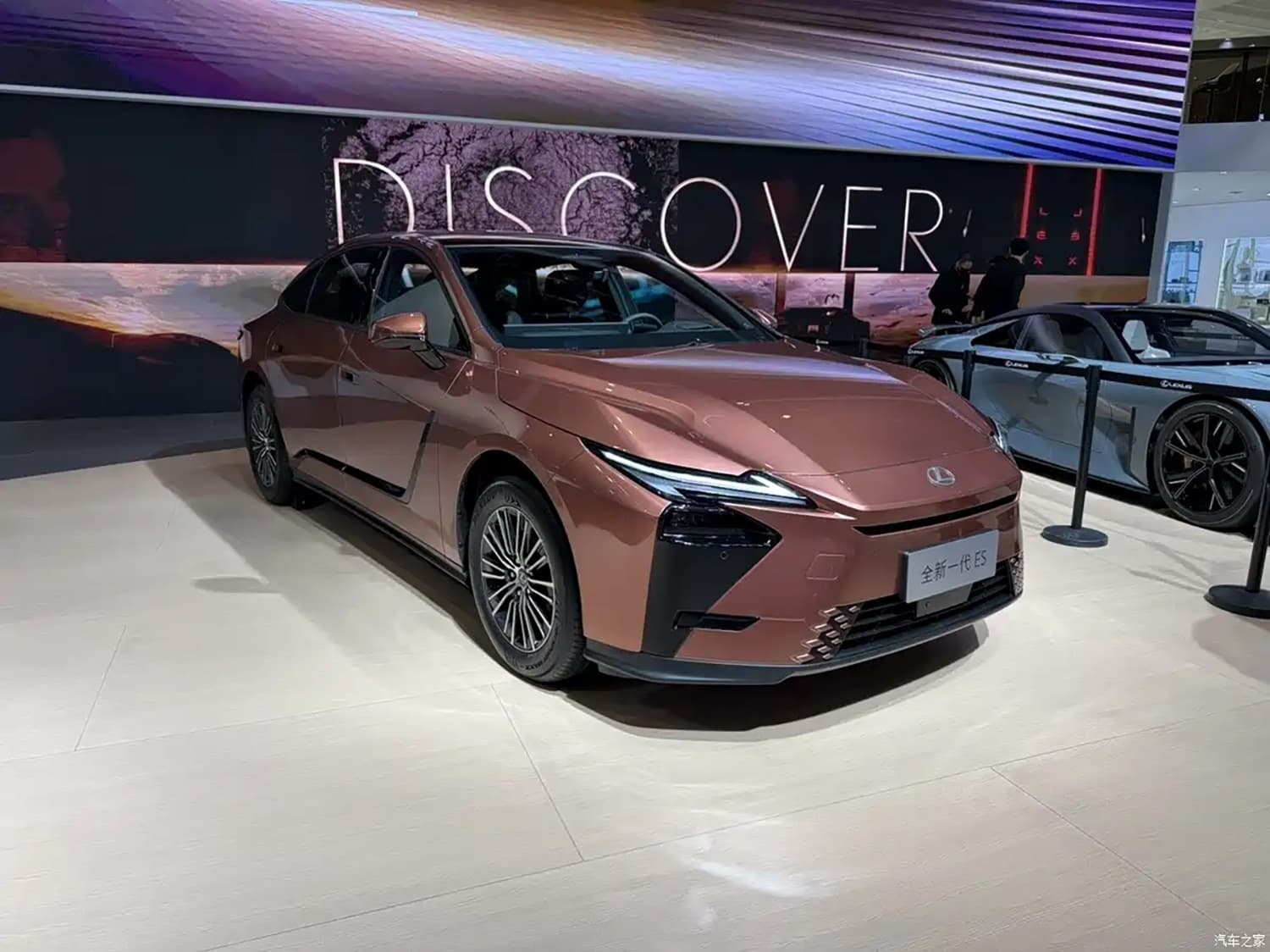 И гибрид, и электромобиль. В Китае представили новый Lexus ES  от 300 тыс. юаней (3,3 млн рублей)