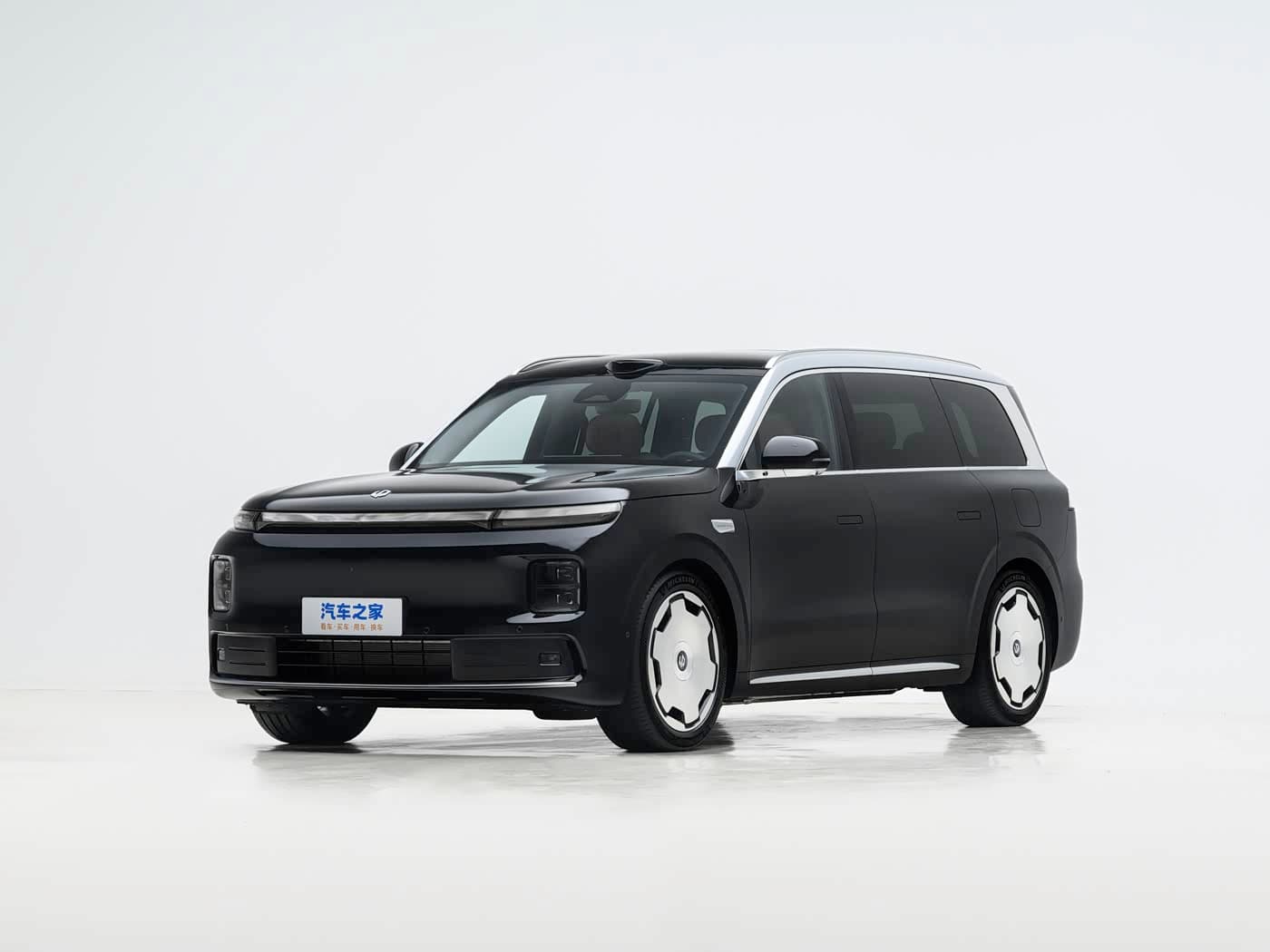 Аналог Li Auto L9 с огромной батареей 80,3 кВт·ч и запасом хода 1180 км — за 240 тыс. юаней (2,7 млн рублей). В Китае представили Leapmotor D19