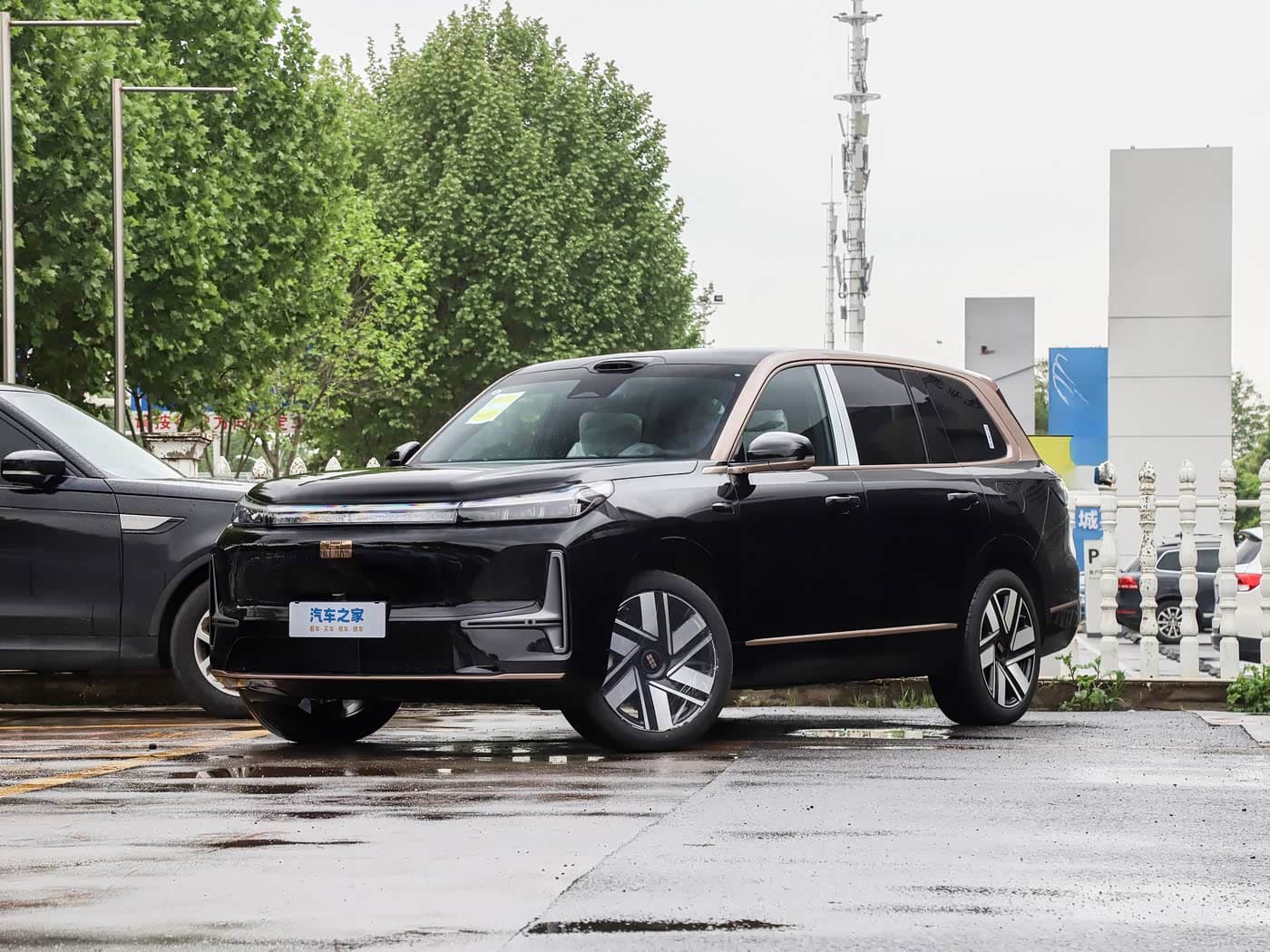 3 мотора, 870 л.с., автопилот и 1500 км на баке бензина: представлен флагманский кроссовер Geely Galaxy M9 Black Gold Smart Edition