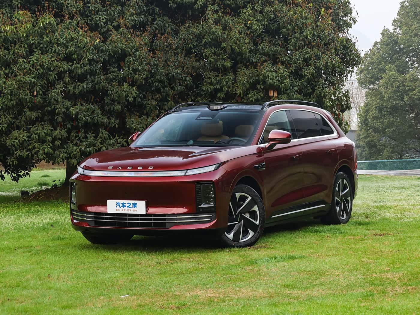 Такого Exeed еще не было. Представлен Exeed EX7: 512 л.с., полный привод, 1500 км на баке бензина, экран 6К, холодильник и тормоза без гидравлики за 232 тыс. юаней (2,6 млн рублей)