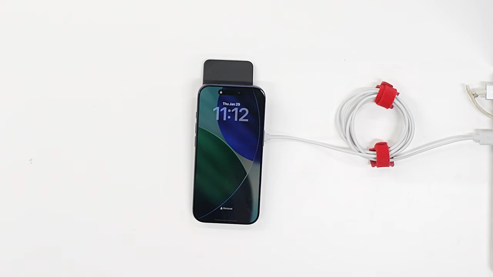 У известного блогера Маркуса Браунли (MKBHD) с его заблокированного iPhone украли 10 000 долларов. Канал Veritasium показал и объяснил необычную уязвимость