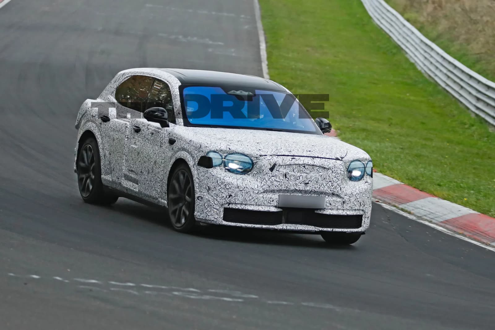 Нужно установить правильную цену. Глава Bentley заявил, что первый электромобиль компании будет стоить как Bentayga