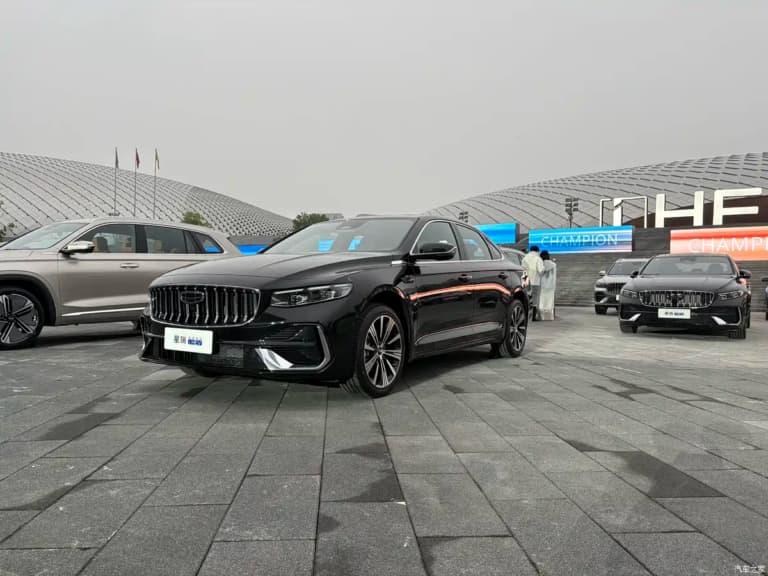 Geely Preface, ставший основой новой Volga, уже обновился в Китае: Geely Preface i-HEV с расходом 3,98 л на 100 км оказался динамичнее других гибридов