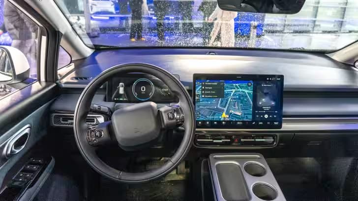 Новый российский автомобиль с Алисой и функциями умного дома: массовые продажи UMO 5 в России ожидаются в июне 2026 года