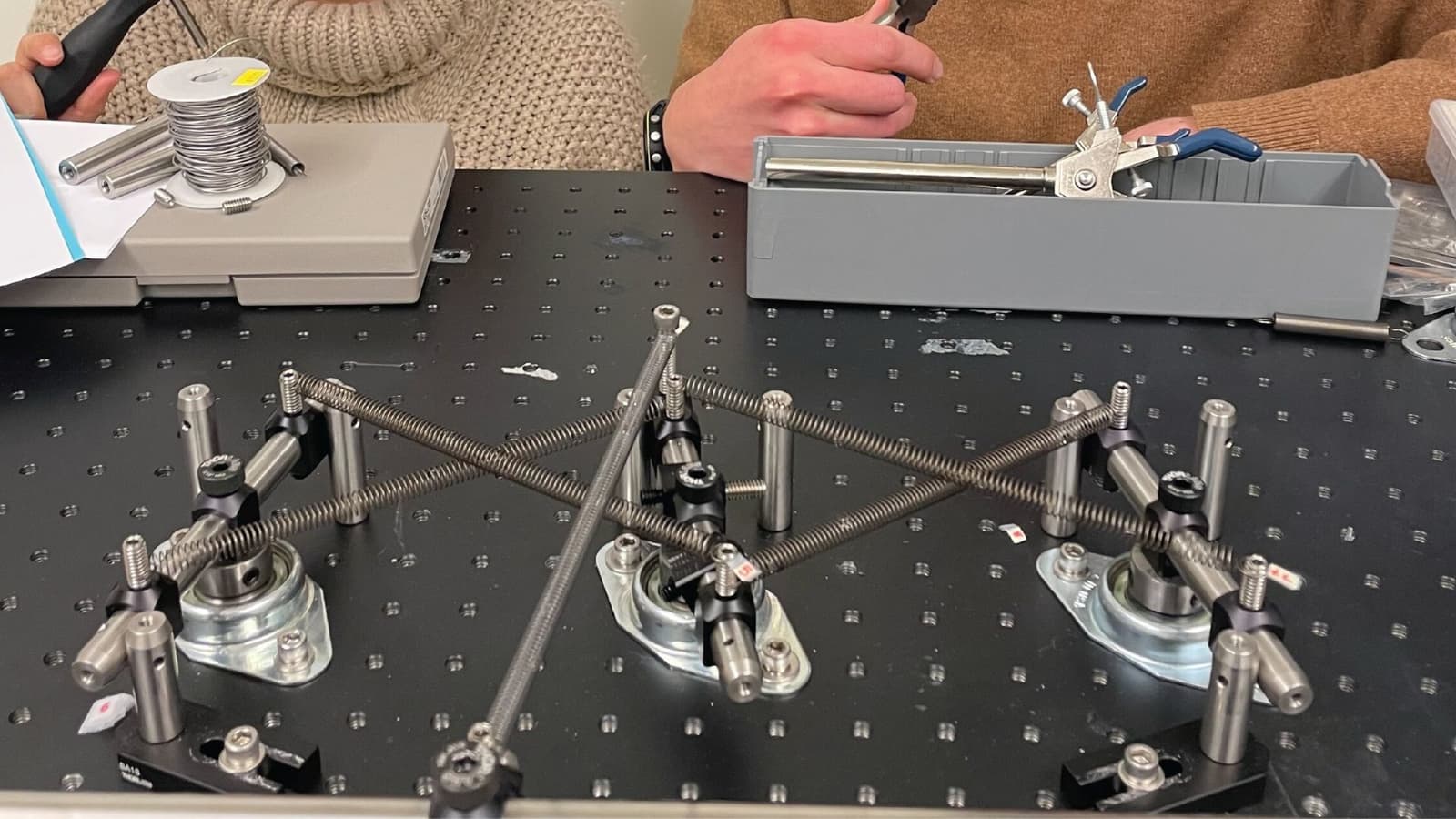 Ученые создали компьютер будущего без чипов, без батареек, без электричества