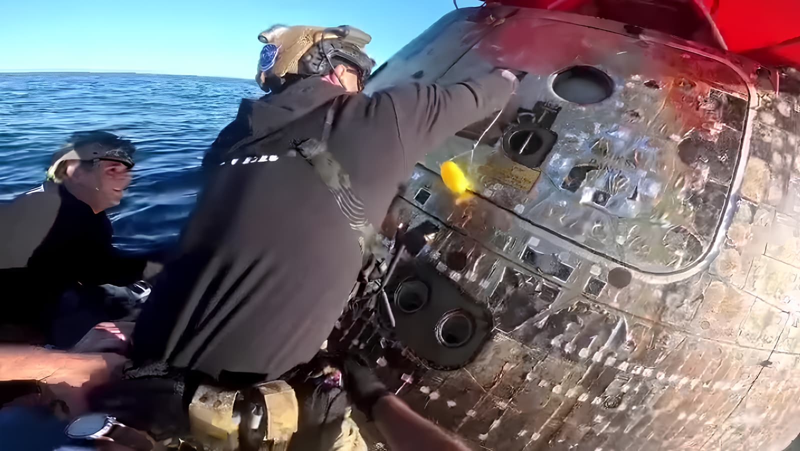 Как открывали лунный корабль Orion после приводнения: появились редкие видеокадры со шлема спасателя