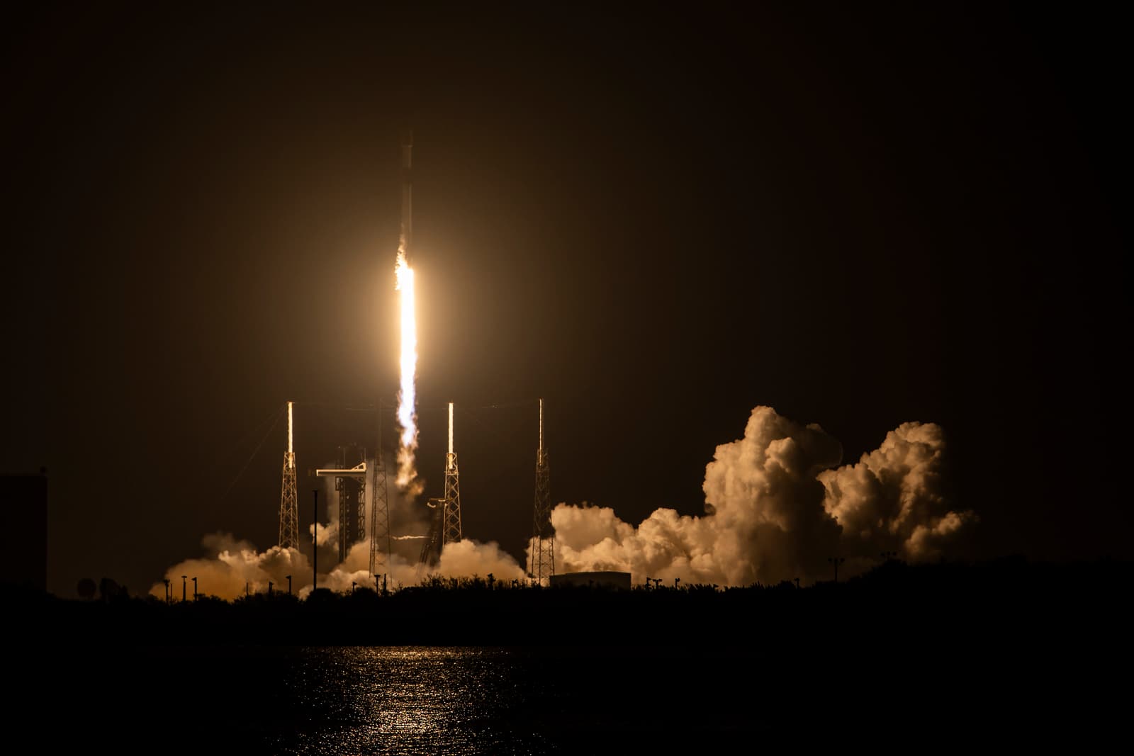 SpaceX запустила 54 спутника на двух ракетах с разных сторон США менее чем за сутки — первые ступни использовались более 20 раз