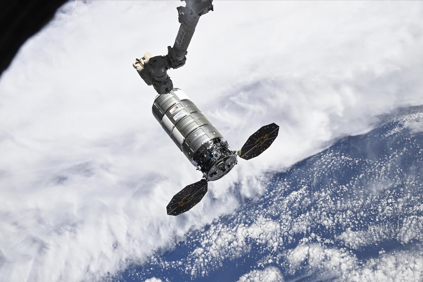 5-тонная «посылка» на МКС: опубликованы эффектные кадры захвата корабля Cygnus XL