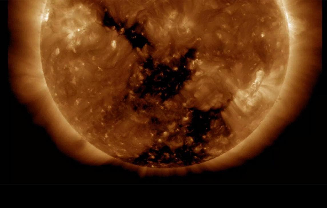 18-19 апреля Землю накроют магнитные бури от корональной дыры