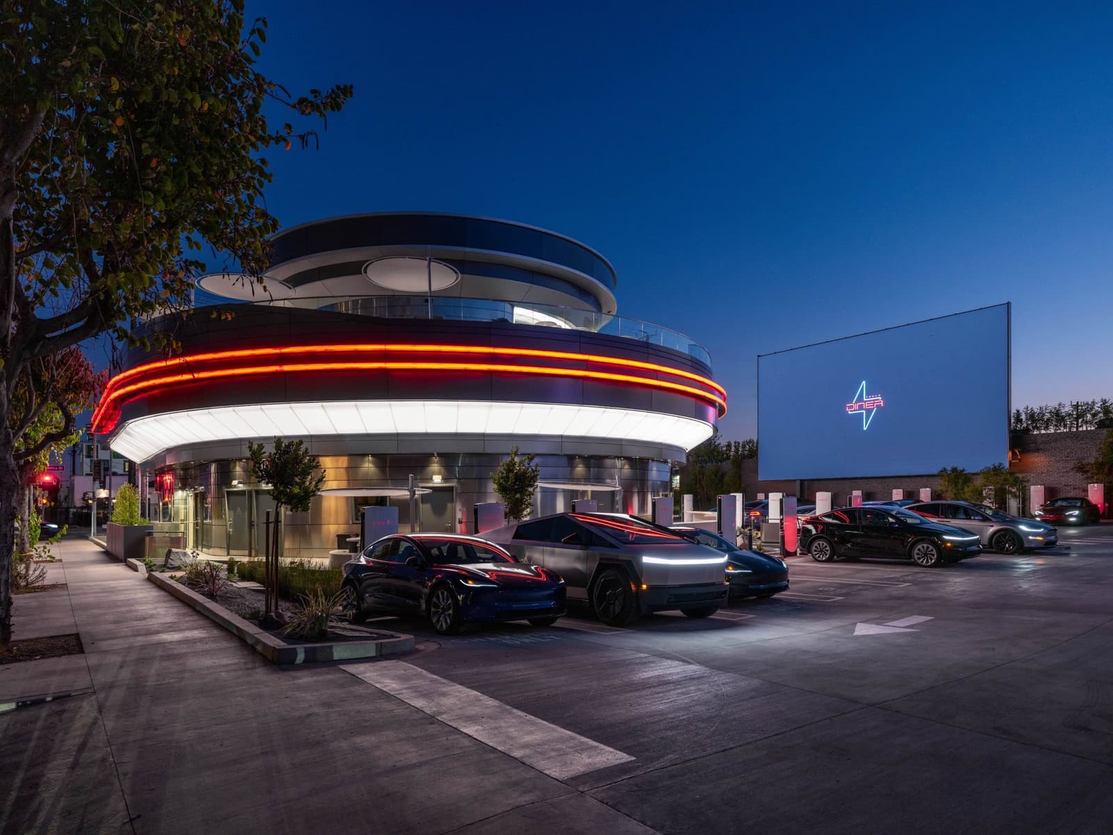 Tesla расширяет формат Tesla Diner