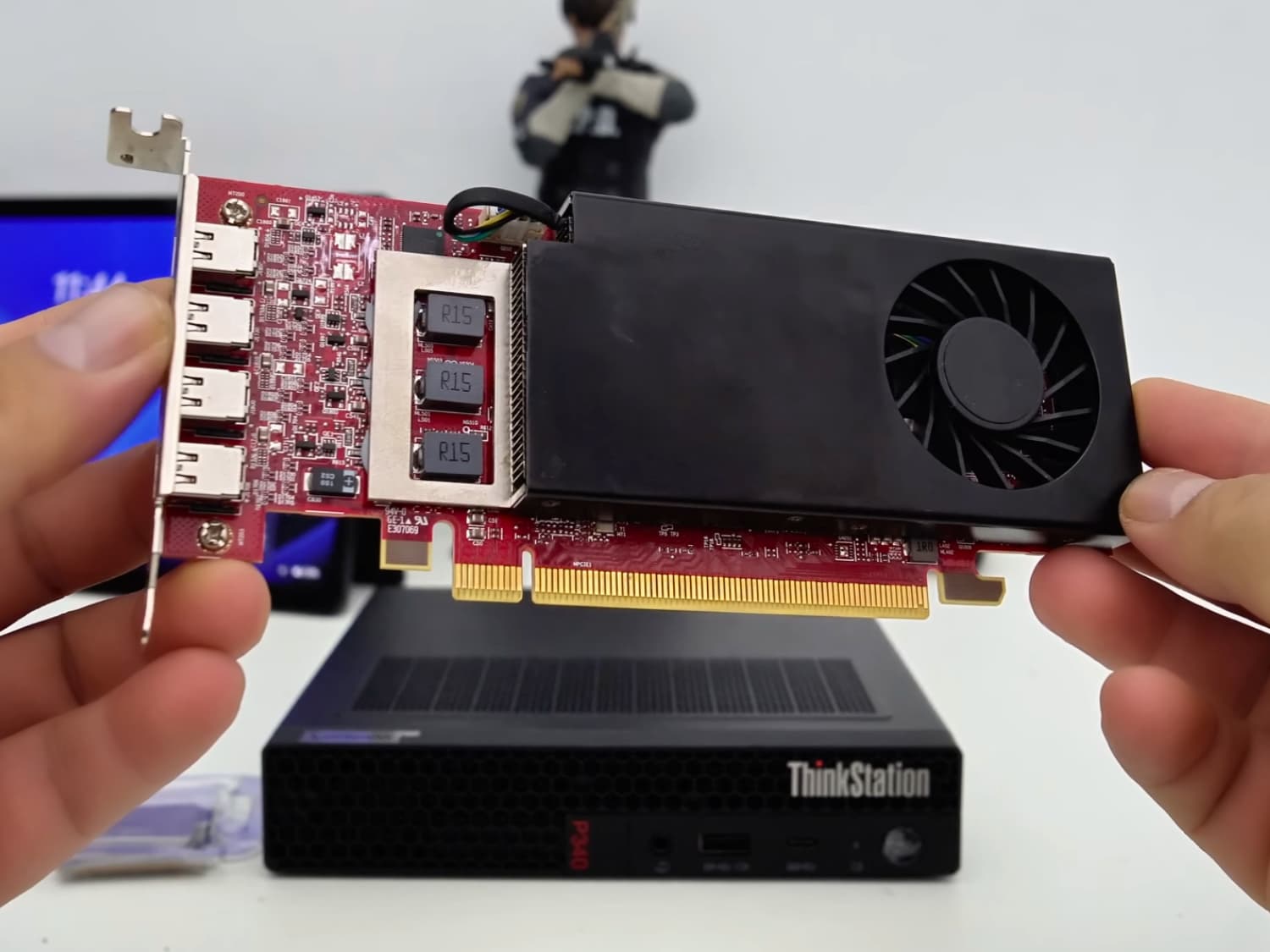 В очень маленький ПК Lenovo энтузиасты установили редкую Radeon RX 7400 с 8 ГБ памяти: получилась компактная игровая машина