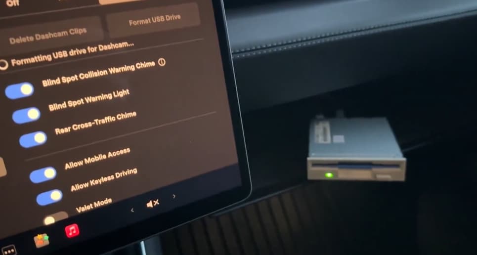 Инженер Олег Кутков показал, как его Tesla без труда распознала подключённый дисковод для дискет формата 3,5 дюйма и даже воспроизвела музыку