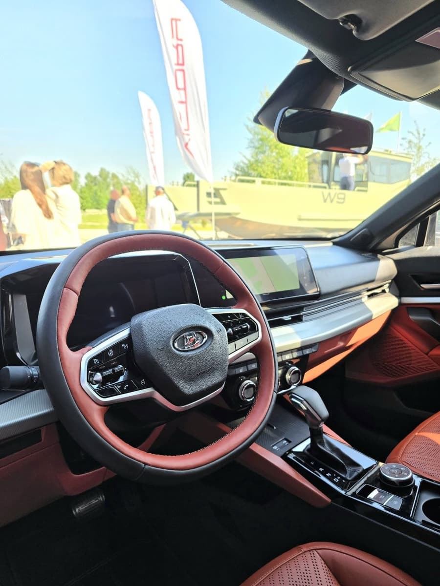 Совершенно новый и самый нафаршированный Lada Azimut показали изнутри