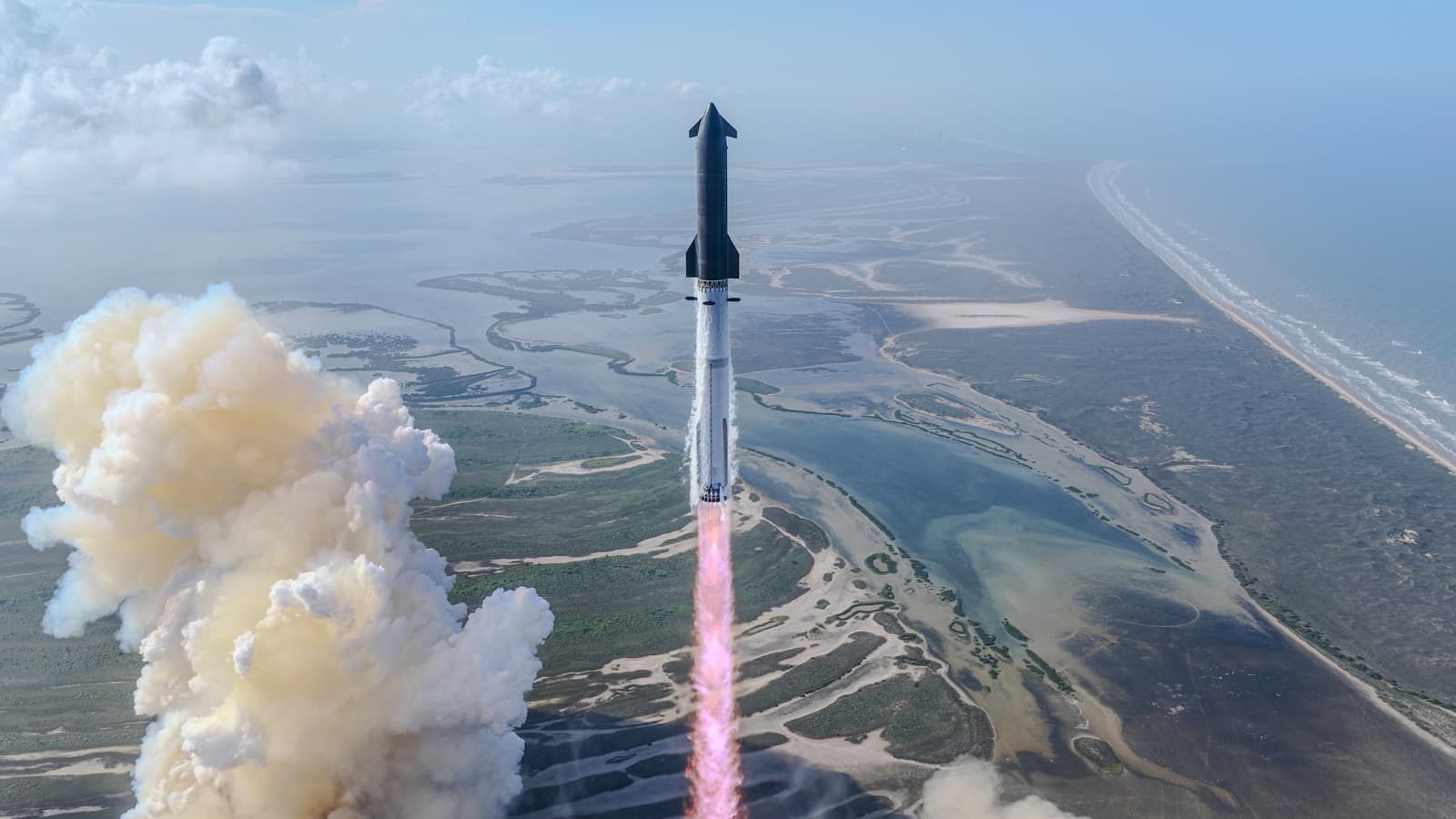 SpaceX запустила самую большую ракету в истории человечества: Starship V3 взорвался в океане, ускоритель Super Heavy улетел по незапланированной траектории