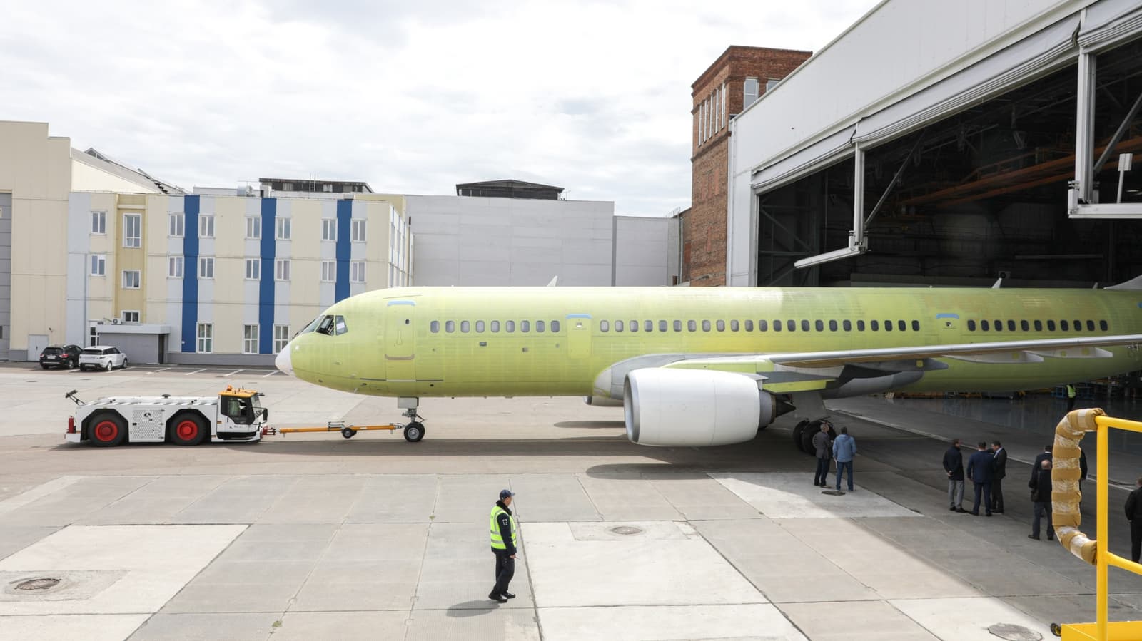 Первый серийный МС-21-310 показали на фото: российский заменитель Boeing 737 и Airbus A320 готовят к испытаниям перед передачей заказчику