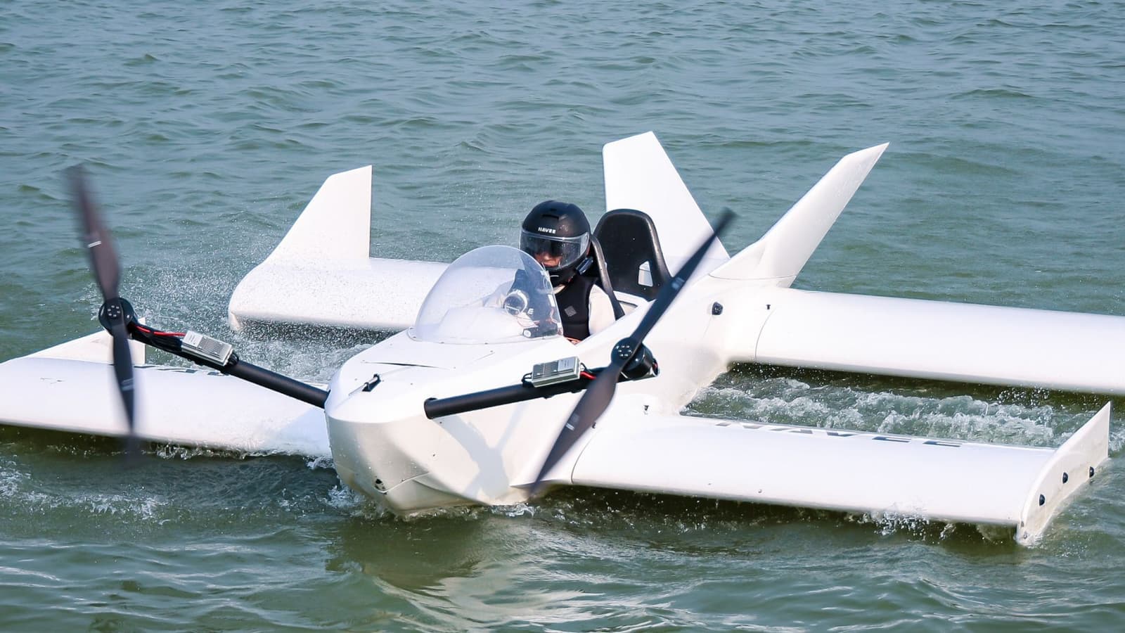 Представлен WaveFly 5X — летающий над водой аппарат развивает до 85 км/ч