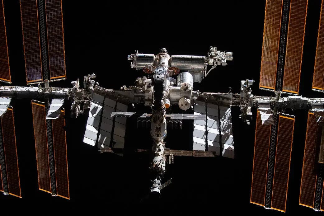 NASA: вопрос с трещинами на МКС так и не решён, Роскосмос приостановил запланированные работы