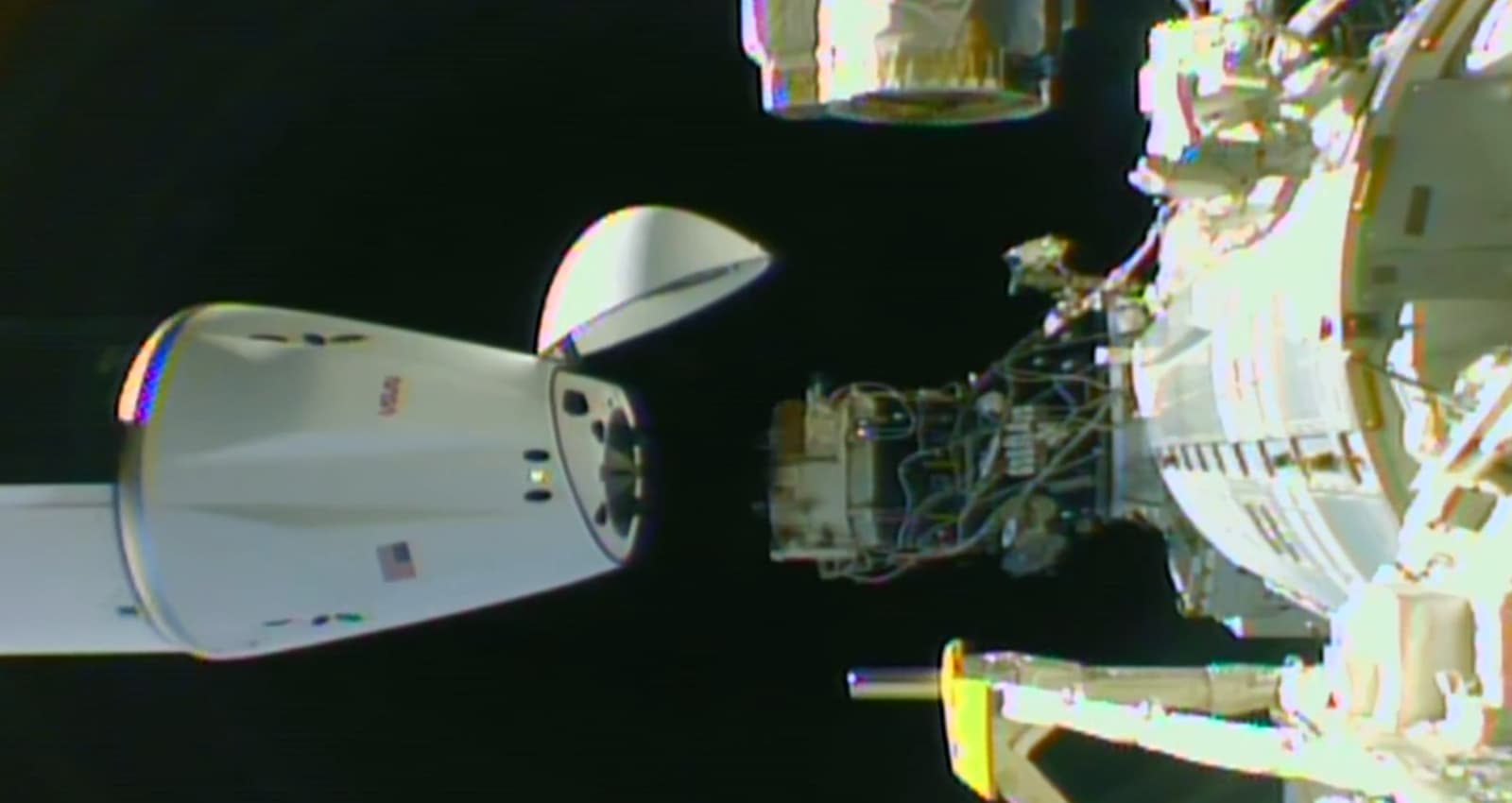 Из космоса на Землю летит космический корабль Cargo Dragon с ценным грузом