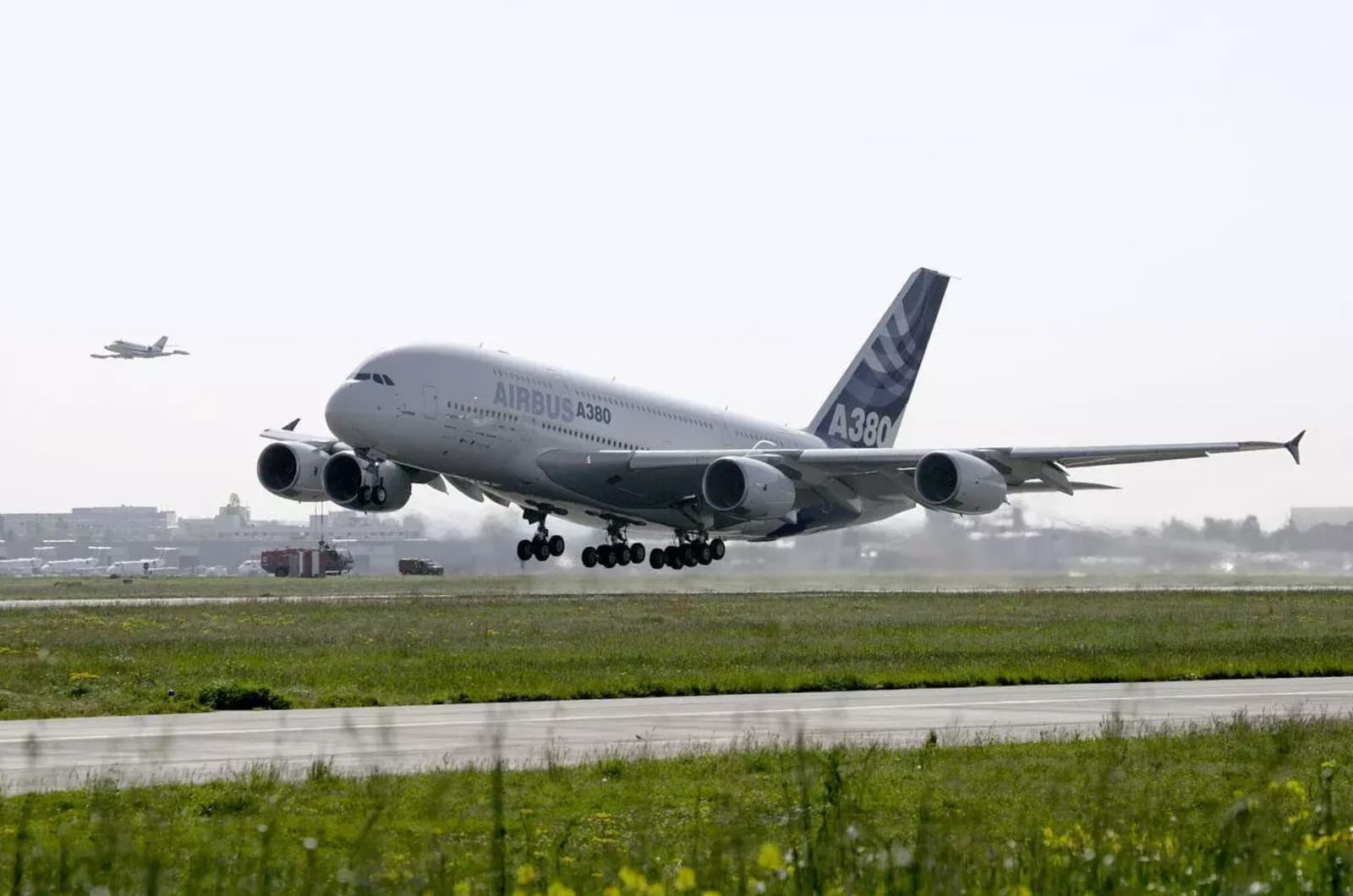 У Airbus A380 могут трескаться крылья — EASA потребовало срочно проверить 16 самолетов