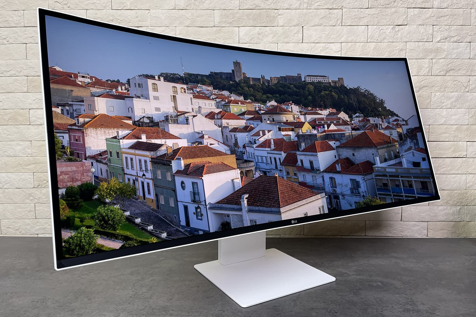 Обзор 40-дюймового 5K2K IPS-монитора LG 40U990A-W UltraFine с изогнутым экраном 21:9 и интерфейсом Thunderbolt 5