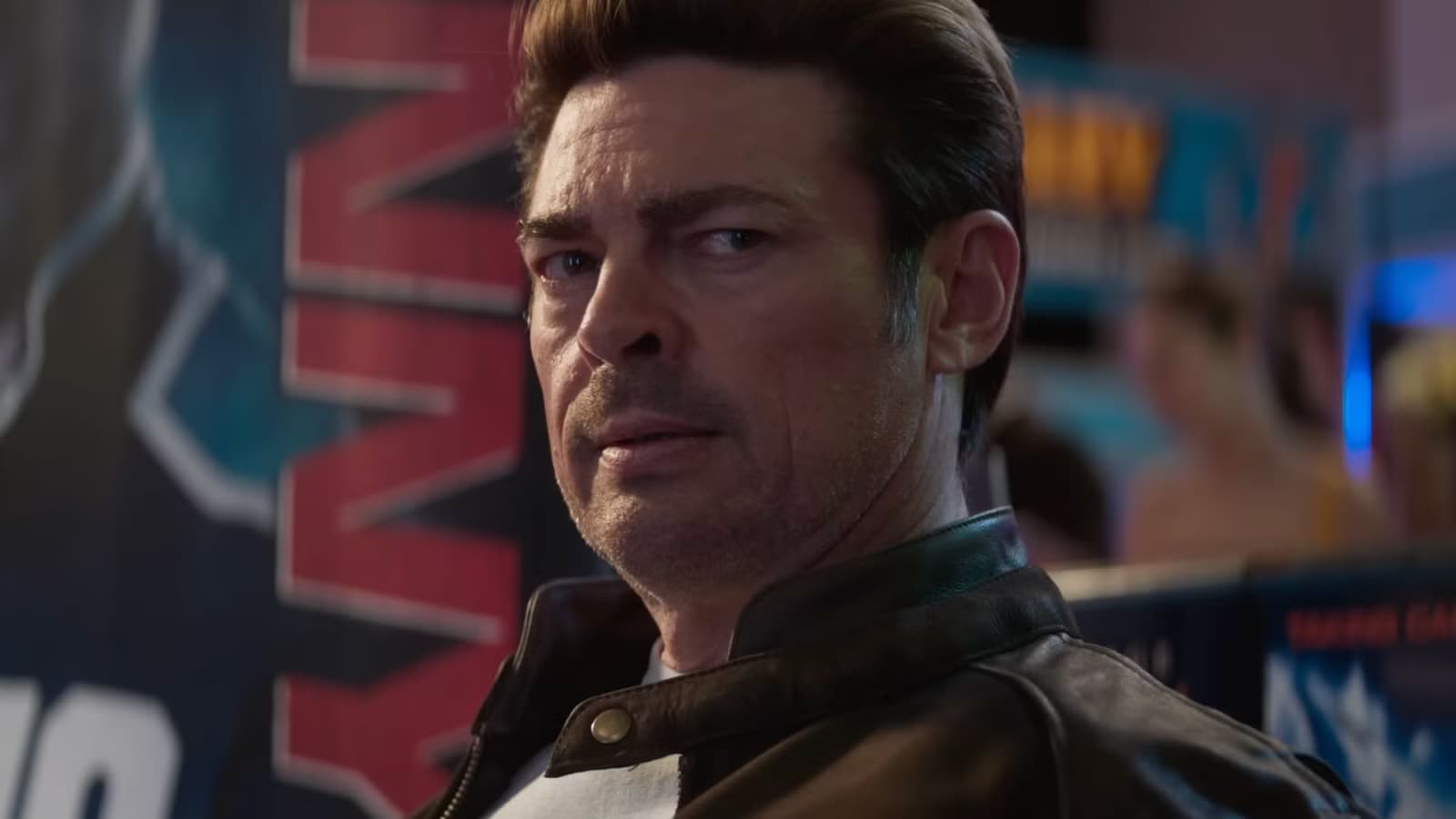 Карл Урбан в образе Джонни Кейджа в фильме Мортал Комбат 2