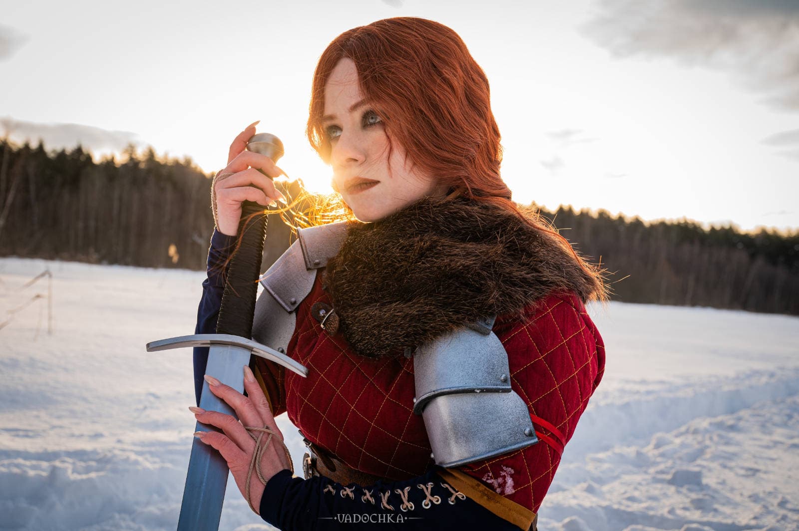 Cerys an Craite cosplay by myakathrine, posing with a sword