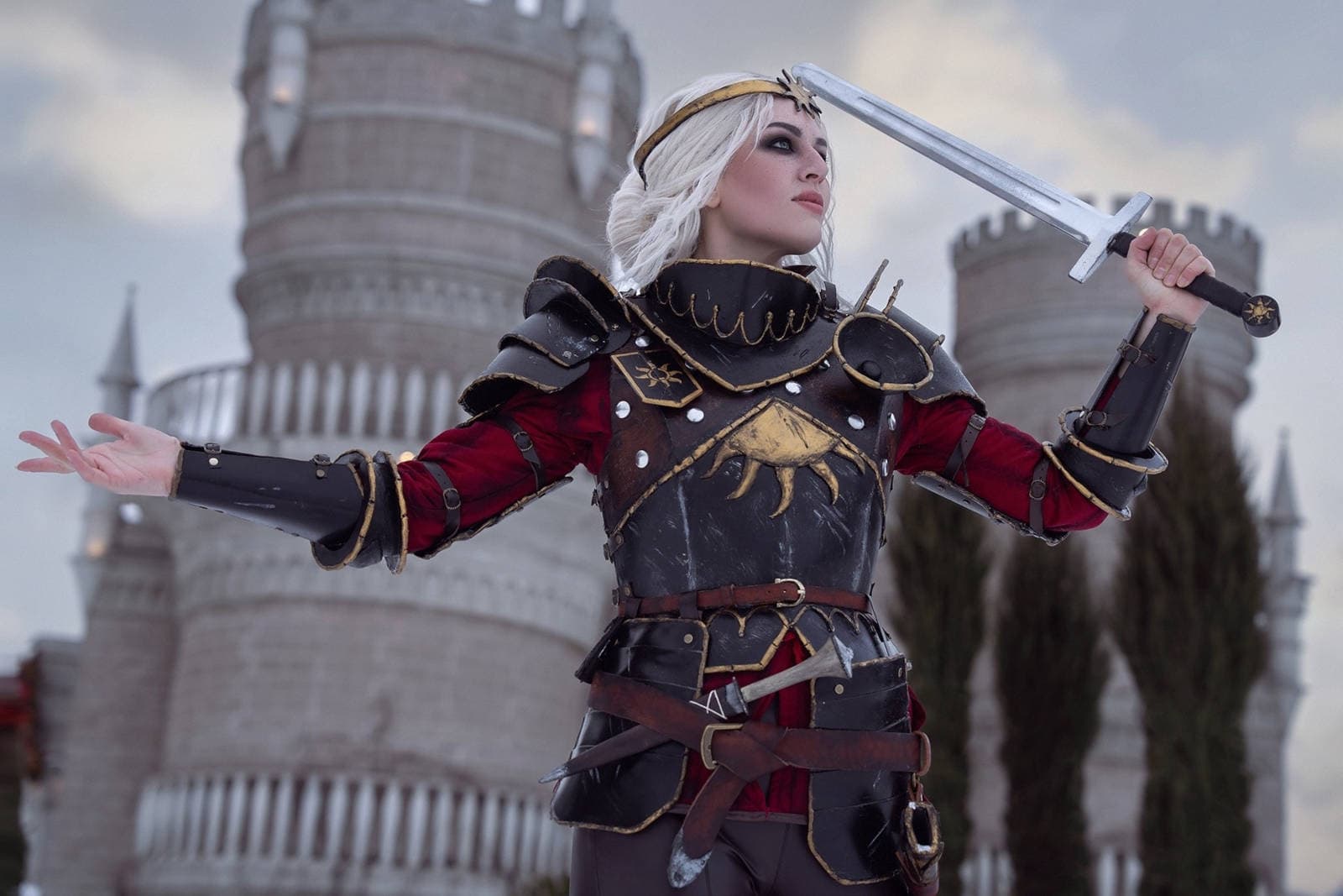 Cosplay of Ciri as Empress of Nilfgaard, featuring elegant dark attire and a stern expression.