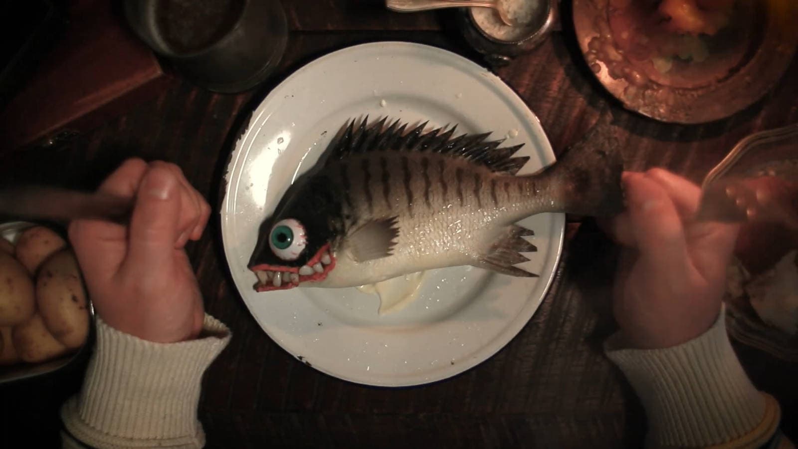 Изображение настольной игры Deep Regrets с компонентами и мрачной атмосферой