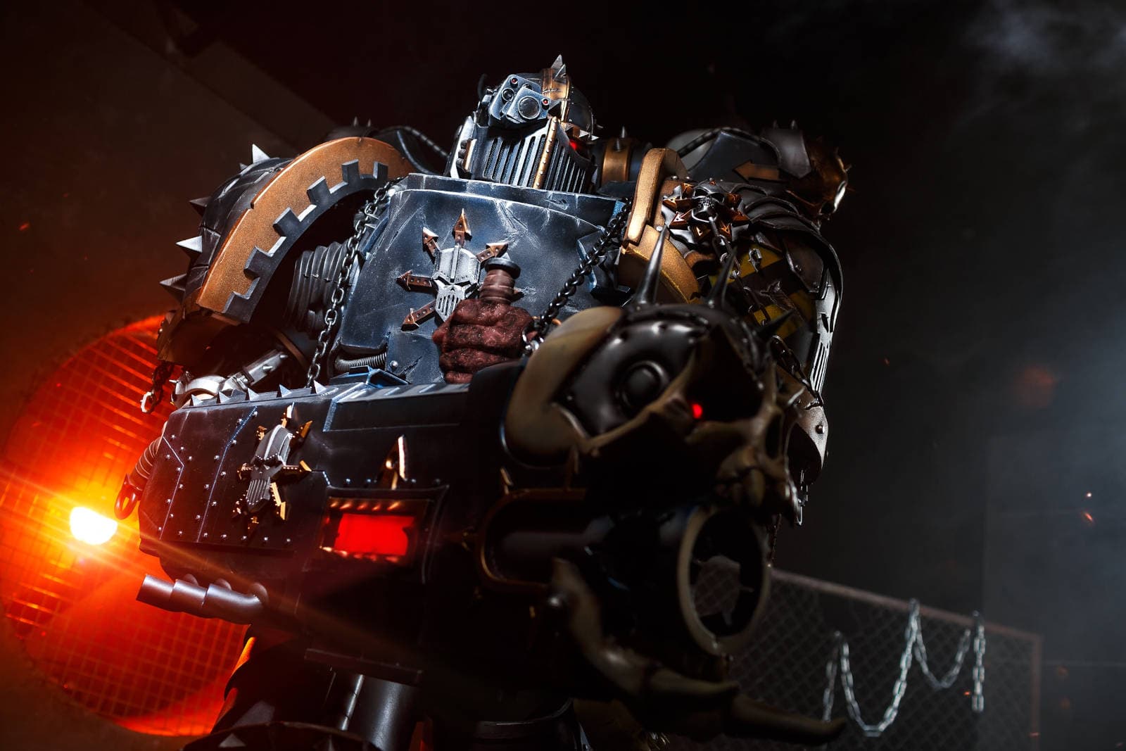 Cosplayers depicting a Chaos Space Marine fighting Astra Militarum soldiers in Warhammer 40,000