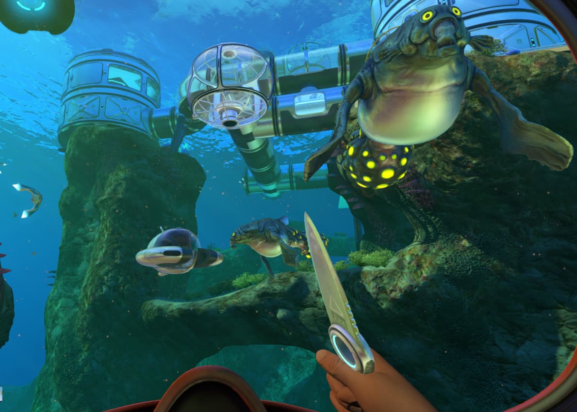 Игровой скриншот Subnautica: главный герой плывет на фоне гигантской подводной фауны