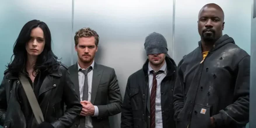 Актеры Майк Колтер, Финн Джонс и Кристен Риттер (Люк Кейдж, Железный кулак и Джессика Джонс) на съемках «Сорвиголовы: Рождённый заново»