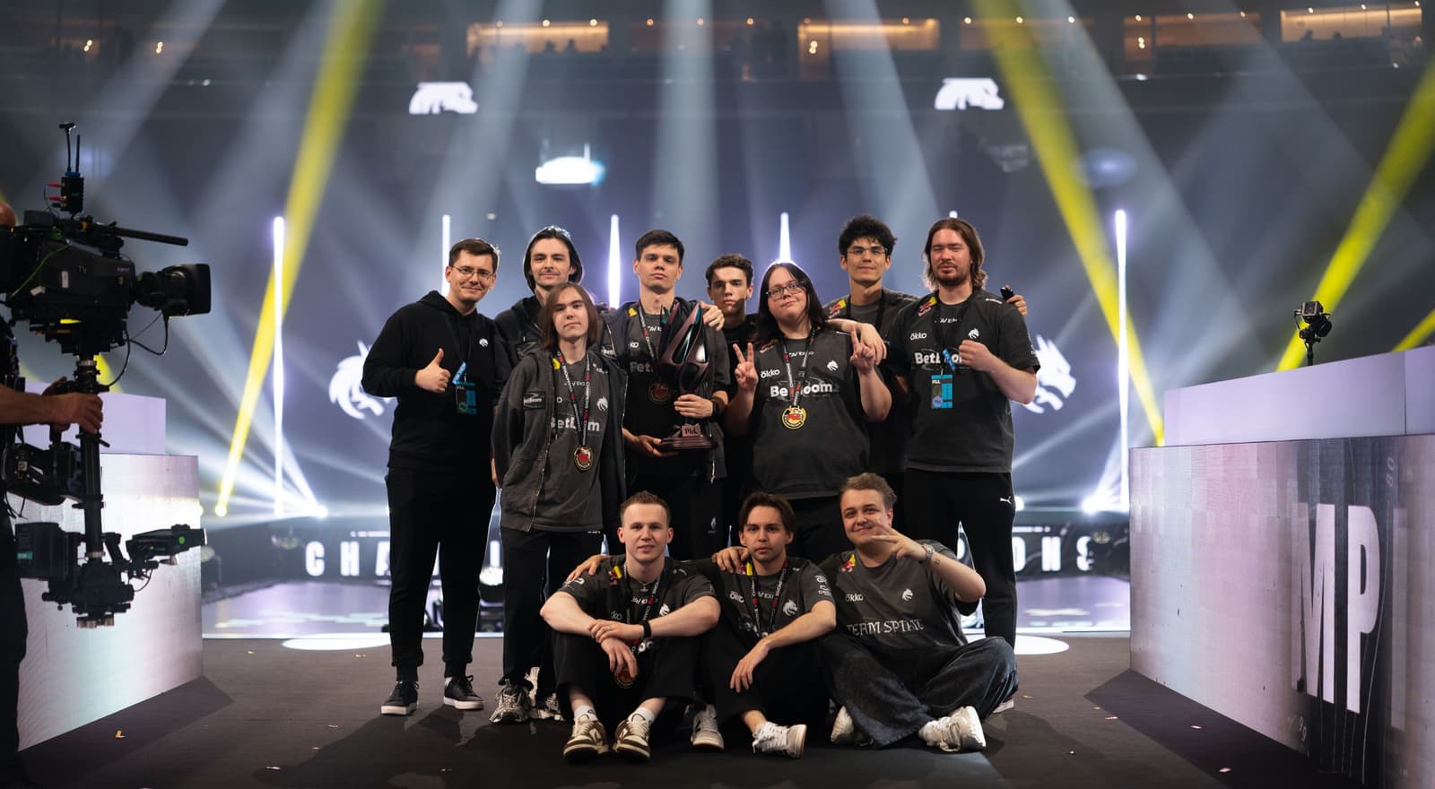 teamspiritcrowned-4899043b.jpg