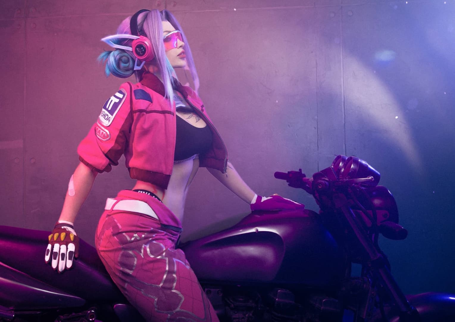 Поймай, если сможешь!»: модель продемонстрировала косплей Псайлок из Marvel Rivals в скине «Мимолётная бабочка