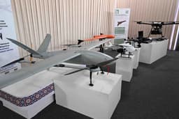 Токаев и Бердымухамедов осмотрели беспилотники, трактора и автомобили казахстанского производства