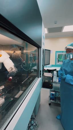 Робот KiroOncology в Алматинском онкоцентре начал готовить препараты для пациентов