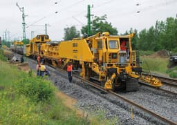 Путевая машина SMD-80 помогает ремонтировать железнодорожную инфраструктуру в Казахстане