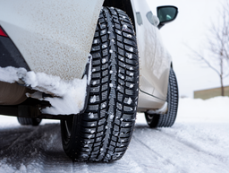 Россиянам дали бесценный совет, как сохранить шипы на зимней резине