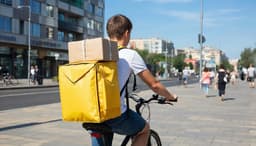 Мигрантам станет сложнее устроиться на работу курьером в России