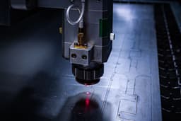 Новый станок для лазерной резки металла запустили на заводе «Калашникова»